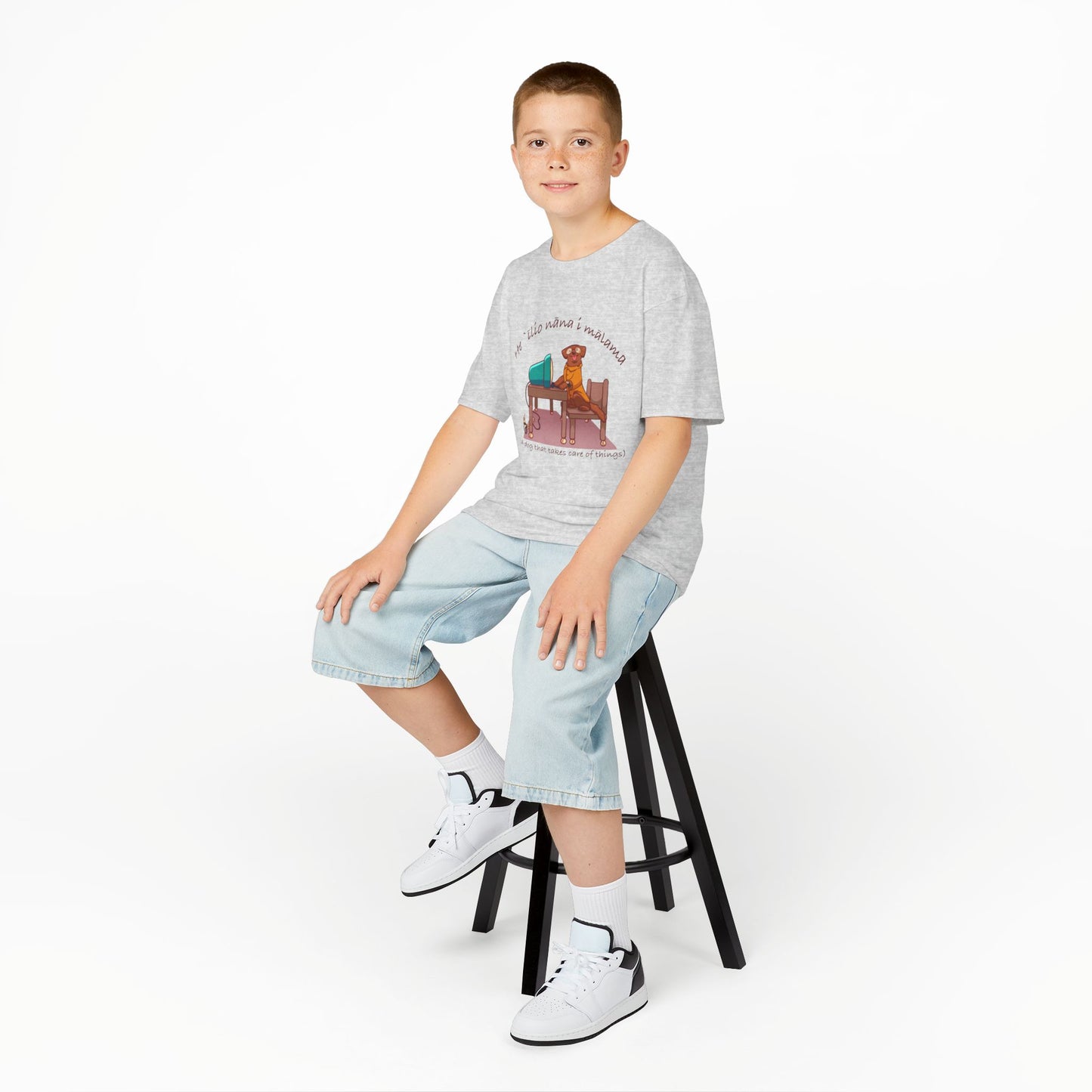 He ʻĪlio Nāna i Mālama – A Dog That Takes Care of Things – Hawaiian Dog Kids Tee