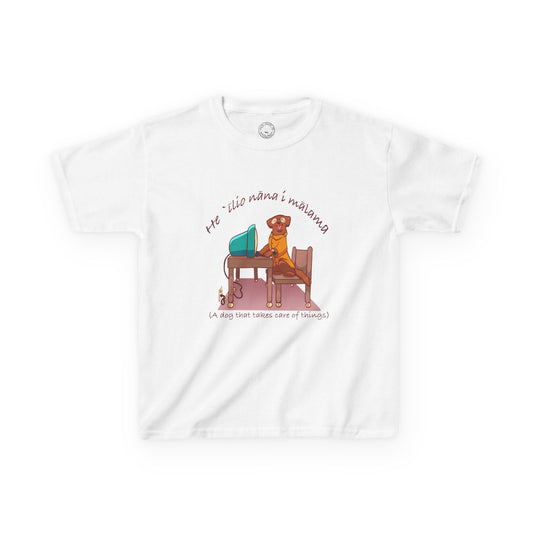 He ʻĪlio Nāna i Mālama – A Dog That Takes Care of Things – Hawaiian Dog Kids Tee